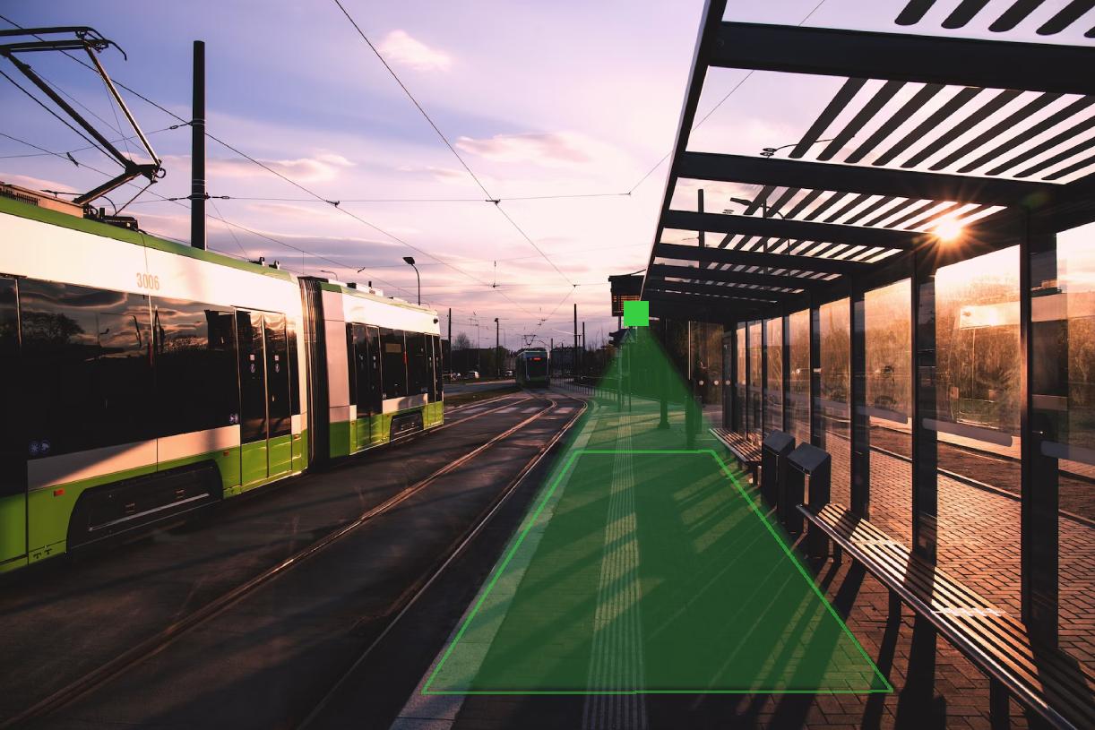 Buszmegállókban számolgatnak az emberek: Javítják a tömegközlekedési élményt a SensMax TAC-B 4G érzékelővel és az SPS20 napelemes rendszerrel