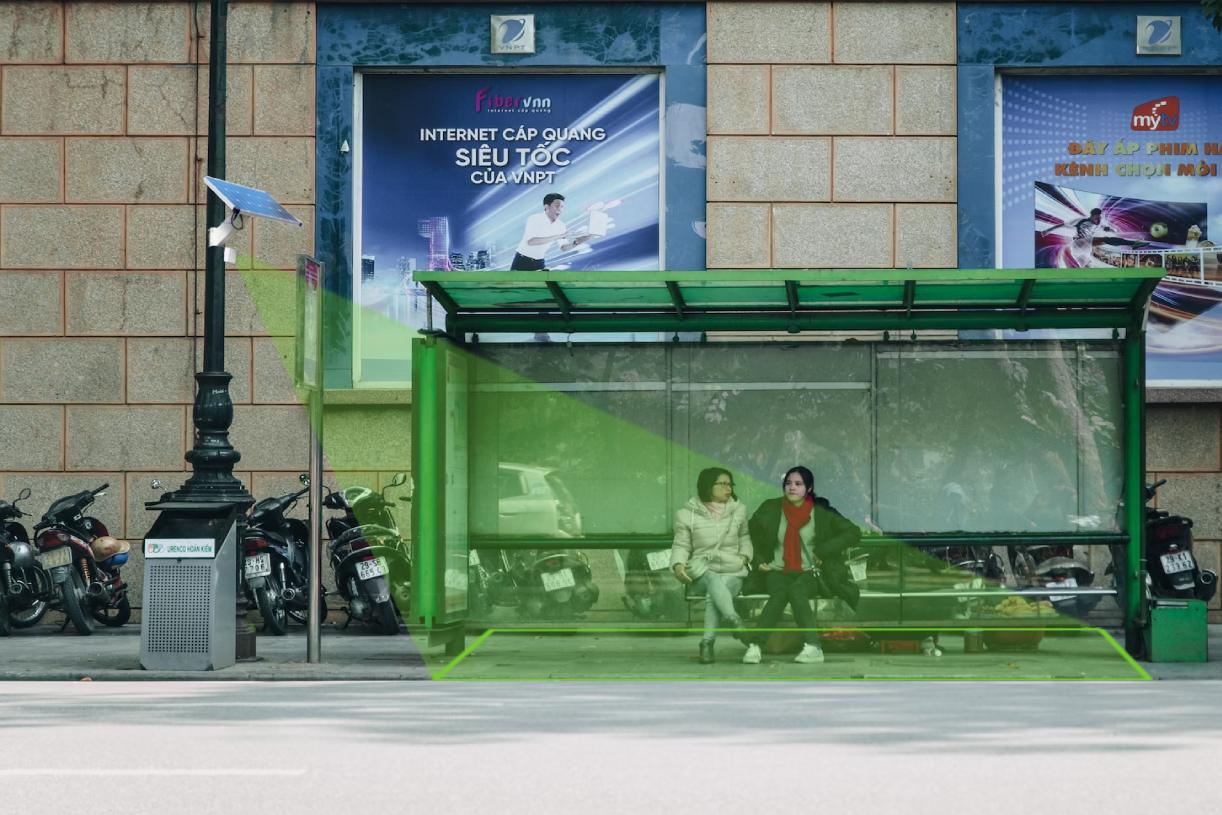 Emberek számolnak a buszmegállókban